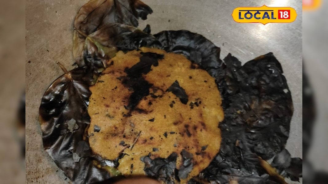 चावल के आटे में लपेटकर, साल के पत्ते पर सिकता है यह चिकन, स्वाद में बेजोड़, झारखंड का पारंपरिक पत्ता पीठा!