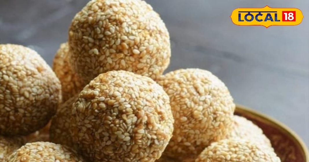 सर्दियों में तिल के लड्डू के फायदे और आसान रेसिपी जानें.