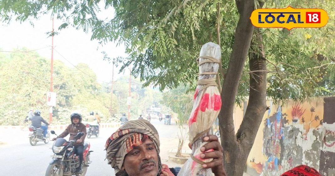 forgotten-sweet-makes-a-comeback-orange-stick-candy-stops-traffic-unique Taste, क्या आपको भी याद है ये ऑरेंज छड़ी वाली मिठाई? 10 रुपए में खट्टा-मीठा हो जाता मुंह, गाजीपुर की सड़कों पर फिर दिखा