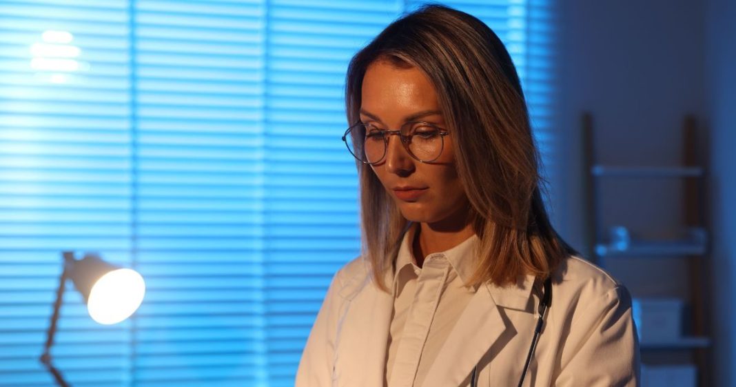 Night Shift Health Risks 5 Diseases and Prevention Tips | नाइट शिफ्ट करने से इन 5 बीमारियों का बढ़ता है खतरा