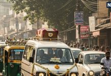 ambulance and funeral vehicles following on roads is considered inauspicious | शव यात्रा और एंबुलेंस के पीछे-पीछे आप भी चलते हैं, शास्त्रों में इसका बुरा परिणाम, जानिए क्यों