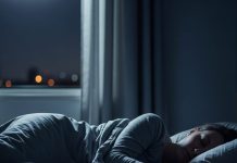 Should You Sleep With the Lights On or Off D, रात में लाइट बंद करके सोने से स्किन और सेहत को मिलते हैं ये फायदे.