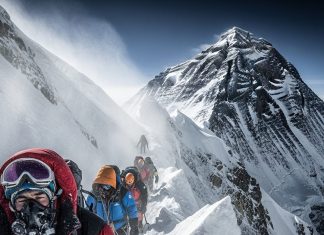 mount everest climbing cost। माउंट एवरेस्ट चढ़ाई खर्च, जोखिम और डेथ ज़ोन की पूरी जानकारी.