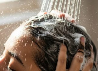 hair washing frequency। हफ्ते में बाल धोने का सही तरीका