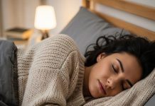 Should You Wear a Sweater or Jacket to Bed | Health Tips for Winter Sleep | रात में स्वेटर या जैकेट पहनकर सोना चाहिए या नहीं