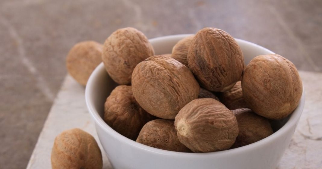 Vastu tips for financial problems। जायफल के उपाय से पाएं आर्थिक लाभ