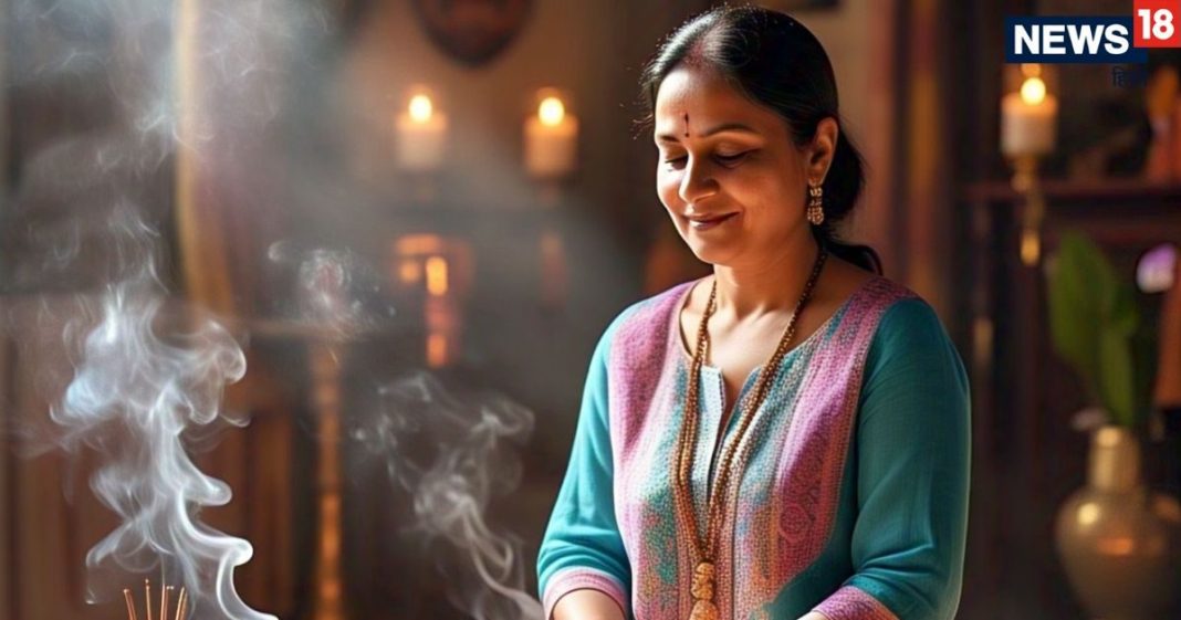 Take just 2 minutes each day to meditate on your kuldevi pitru devata and isht dev | दिन में बस 2 मिनट निकालकर मन में कह दें ये बात, घर की 3 अदृश्य शक्तियों को करें मजबूत