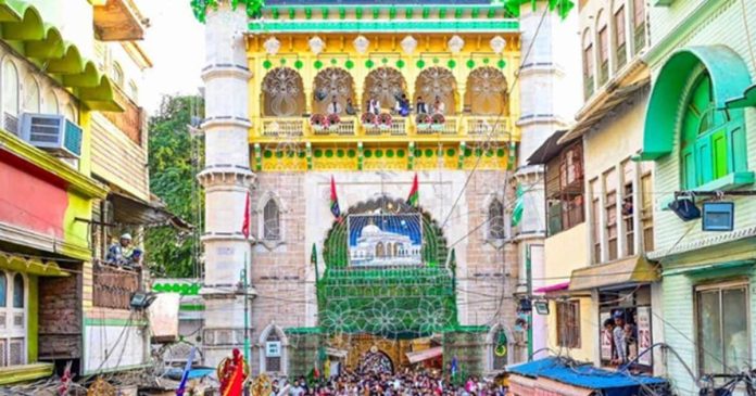 अजमेर शरीफ को क्यों हर साल चादर भेंट करता है