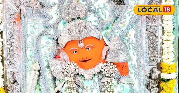 इंदौर के 5 प्रसिद्ध हनुमान मंदिर, कहीं भगवान की उल्टी