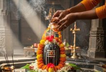 शिवलिंग पर क्या चढ़ाएं: जीवन की समस्याएं दूर करने के उपाय