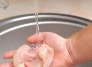 चिकन बनाते समय न करें ये गलती, वरना प्रवेश कर सकते हैं खतरनाक बैक्टीरिया!