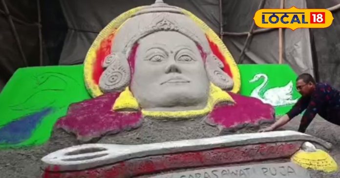 Kahalgaon Madhurendra Kumar made 15 feet Maa Saraswati from 20