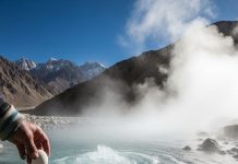 Ladakh Chumathang। लद्दाख के चुमाथांग गांव में नदी में उबलते हैं अंडे, गर्म पानी का चमत्कार