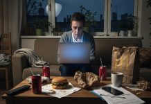 Unhealthy lifestyle habits that killing you: सोने से पहले मोबाइल देखना और देर रात खाना खाने के नुकसान