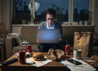 Unhealthy lifestyle habits that killing you: सोने से पहले मोबाइल देखना और देर रात खाना खाने के नुकसान