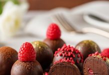 chocolate raspberry truffles। डार्क चॉकलेट रास्पबेरी ट्रफल्स: फाइबर से भरपूर हेल्दी मिठाई