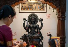 should shani dev photo or murti be kept at home know beliefs behind keeping shani dev statue | क्या आप जानते हैं कि शनि देव की मूर्ति या यंत्र पूजा कक्ष में क्यों नहीं रखा जाता? ये हैं इसके कुछ डरावने कारण!