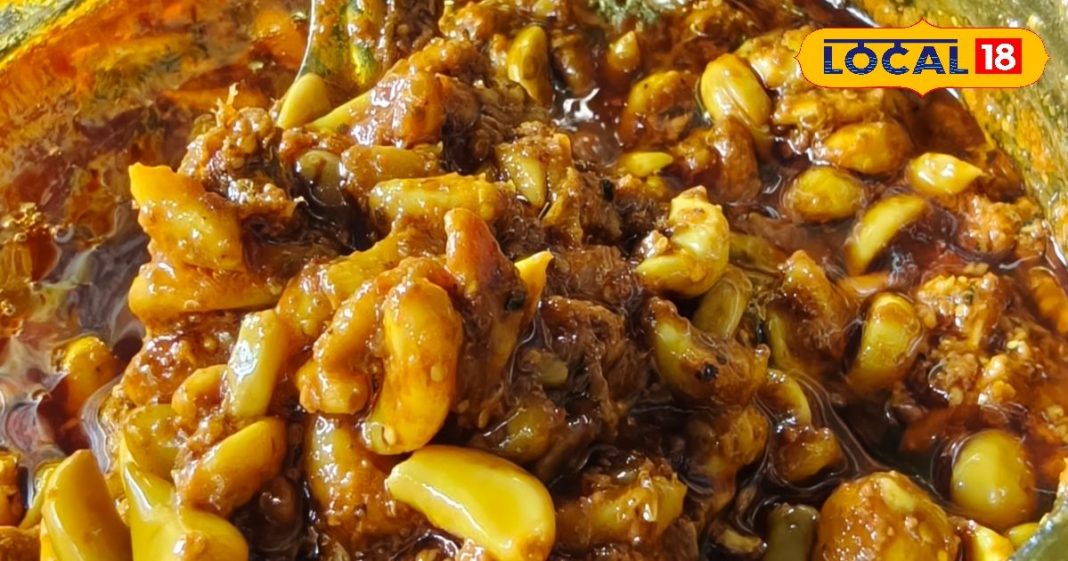 घर पर बनाएं लहसुन का अचार: आसान रेसिपी और लंबे समय तक सुरक्षित रखने का तरीका