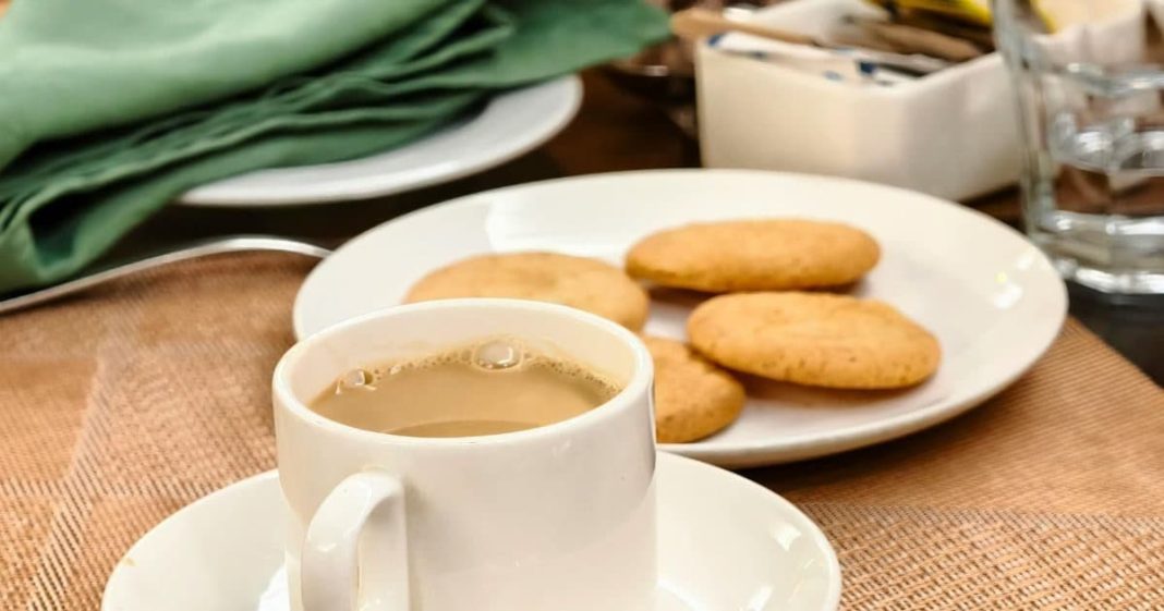 चाय-बिस्किट के साथ करते हैं दिन की शुरुआत, मुंबई के डॉक्टर बोले- यह गट हेल्थ के लिए खतरनाक कॉम्बो
