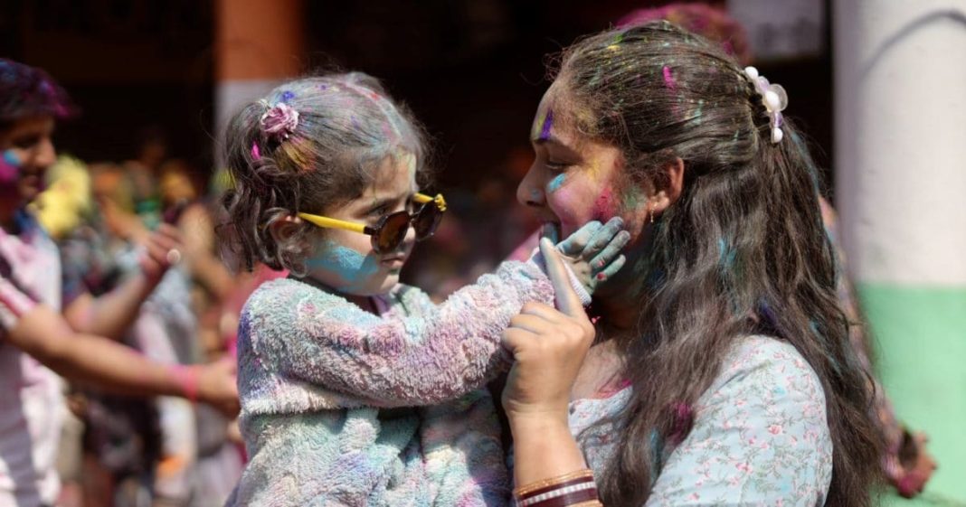 होली सेलिब्रेशन में बच्चों का रखें खास ख्याल, स्किन और हेयर को रंगों से बचाने के लिए अपनाएं ये टिप्स