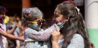 होली सेलिब्रेशन में बच्चों का रखें खास ख्याल, स्किन और हेयर को रंगों से बचाने के लिए अपनाएं ये टिप्स