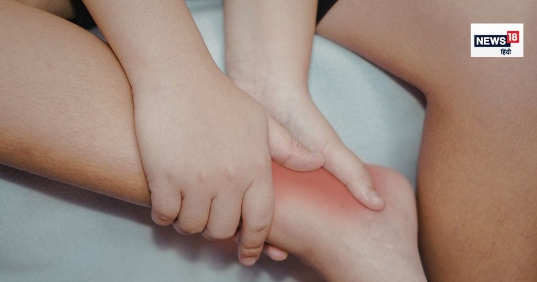 रात को सोते समय पैरों में होती है झनझनाहट? इसे नजरअंदाज करना पड़ सकता है भारी