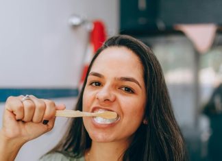 yellow teeth Reason: रोजाना ब्रश के बाद भी दांतों पर जम रही पीली परत, जानें कारण