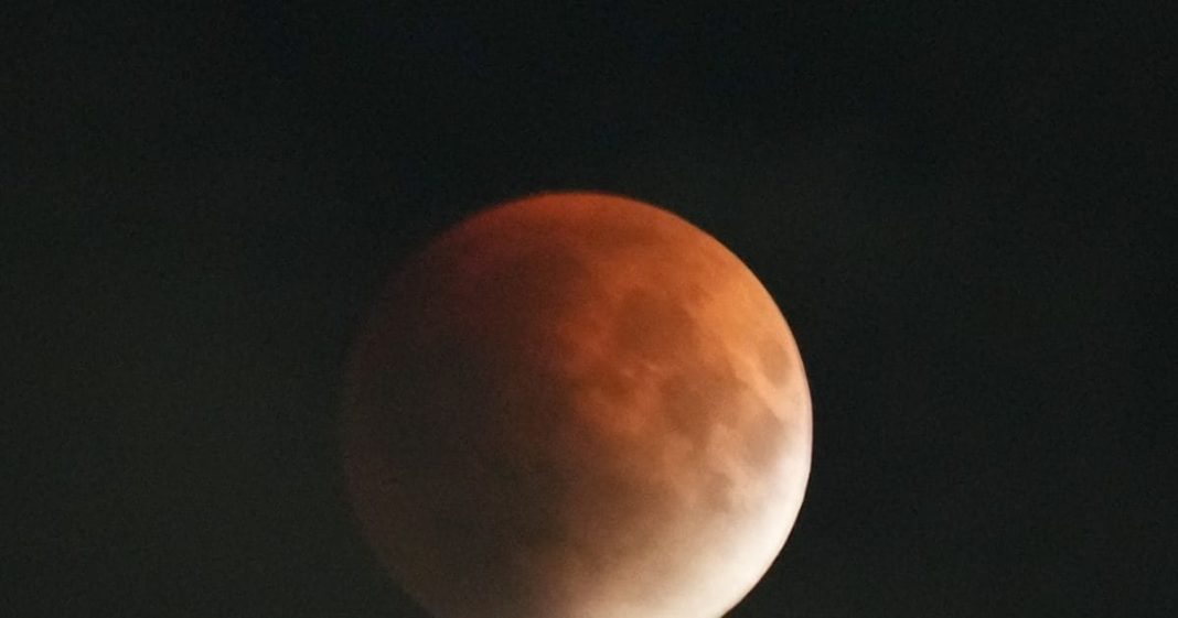 चंद्र ग्रहण कब खत्म होगा? अब कितना समय है बाकी? ग्रहण के बाद ये 3 काम करना न भूलें, नोट करें शुद्ध समय