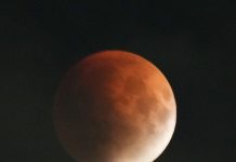 चंद्र ग्रहण कब खत्म होगा? अब कितना समय है बाकी? ग्रहण के बाद ये 3 काम करना न भूलें, नोट करें शुद्ध समय