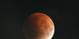 चंद्र ग्रहण कब खत्म होगा? अब कितना समय है बाकी? ग्रहण के बाद ये 3 काम करना न भूलें, नोट करें शुद्ध समय